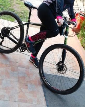 Cannondale Flash 29 con l’iconica forcella  Lefty