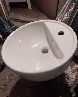 Lavabo in ceramica rotondo da appoggio nuovo