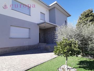 Grande villa in semicentro ristrutturata a nuovo