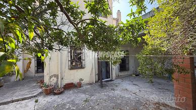 SOLUZIONE SEMI INDIPENDENTE CON GIARDINO E TERREN