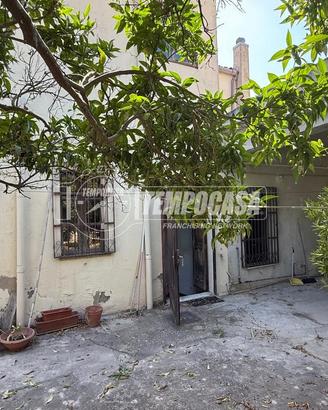 SOLUZIONE SEMI INDIPENDENTE CON GIARDINO E TERREN