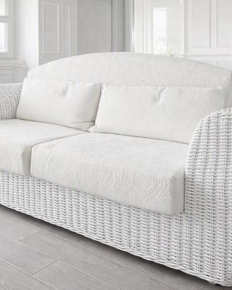Divano in vimini bianco con cuscini crema