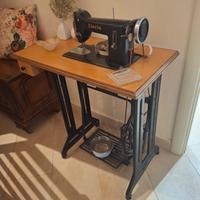 Pezzo di arredamento macchina da cucire antica 