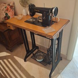 Pezzo di arredamento macchina da cucire antica 