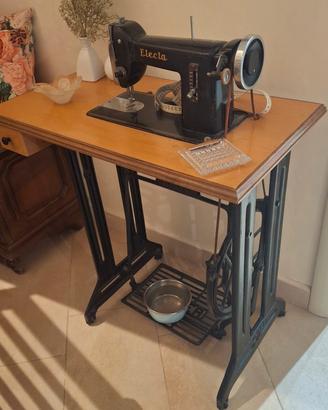 Pezzo di arredamento macchina da cucire antica 