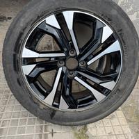 Cerchione Peugeot e tappetini versione GT.