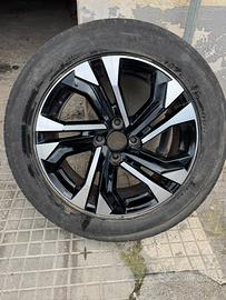 Cerchione Peugeot e tappetini versione GT.