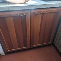 Mobile da cucina in legno – con ante a battente