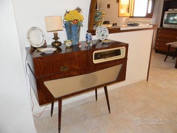 mobile radiofonico geloso