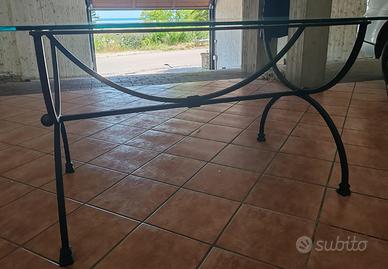 DUE SCRIVANIE IN FERRO BATTUTO ELEGANTI E ROBUSTE