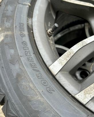 4 gomme termiche con cerchi in lega