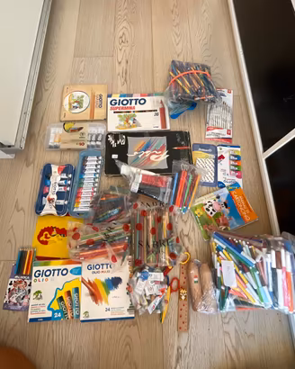 Lotto materiale da disegno e cancelleria
