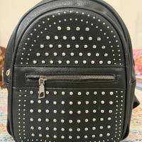 Zaino in pelle nero con borchie