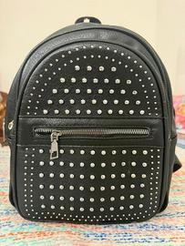 Zaino in pelle nero con borchie