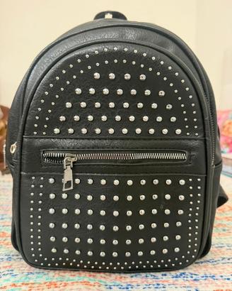 Zaino in pelle nero con borchie