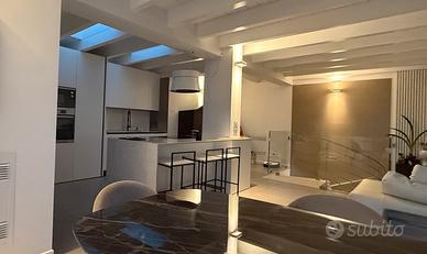 cucina moderna, bianca opaca con isola