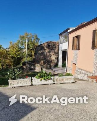 Villa di 300 m² con più di 5 locali a Rogliano
