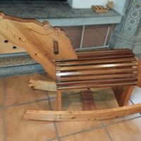 Cavallo a dondolo in legno