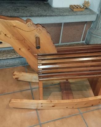 Cavallo a dondolo in legno