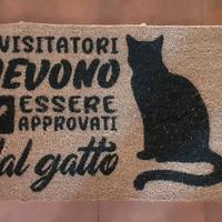 Zerbino con scritta e gatto nero