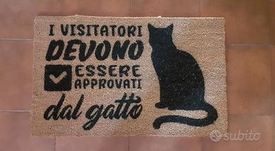 Zerbino con scritta e gatto nero