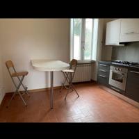 Tavolo da cucina ad isola e sgabelli