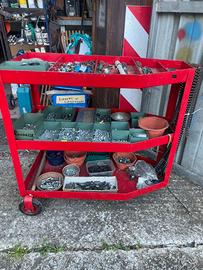 Carrello officina con viti bulloni e utensili