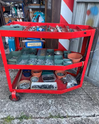 Carrello officina con viti bulloni e utensili