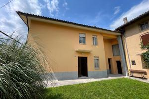 CASA A POCA DISTANZA DAL LAGO