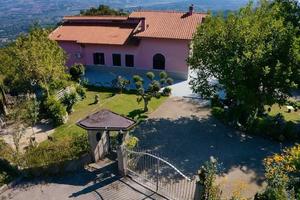 Villa con giardino e terreno