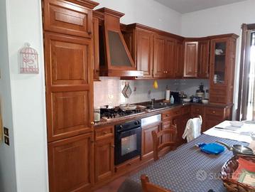 cucina in rovere massello con top in granito 