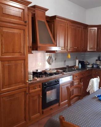cucina in rovere massello con top in granito 