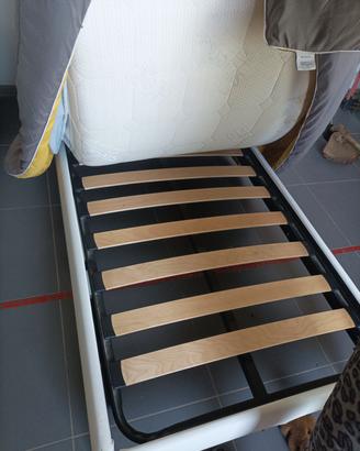 Letto singolo con  doghe in legno e materasso 