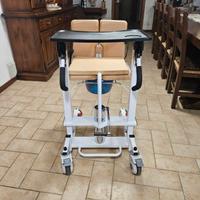 Sedia a rotelle elevabile con piano d'appoggio