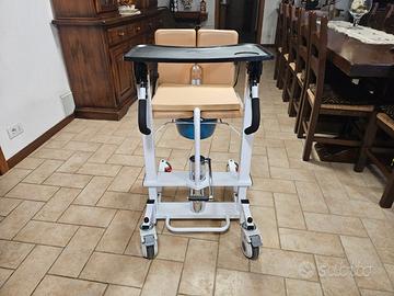 Sedia a rotelle elevabile con piano d'appoggio