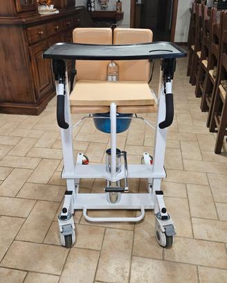 Sedia a rotelle elevabile con piano d'appoggio
