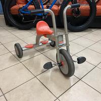 Triciclo in alluminio con ruote in gomma