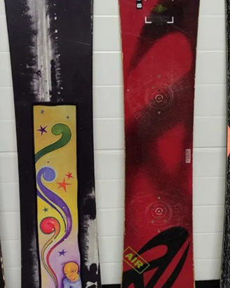 Varie tavole snowboard