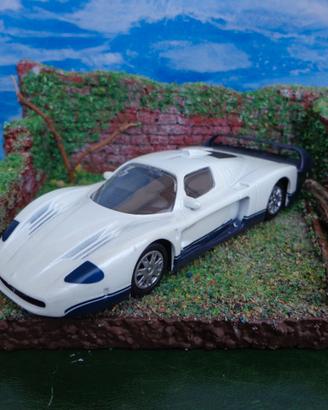 Diorama con Maserati 1 43