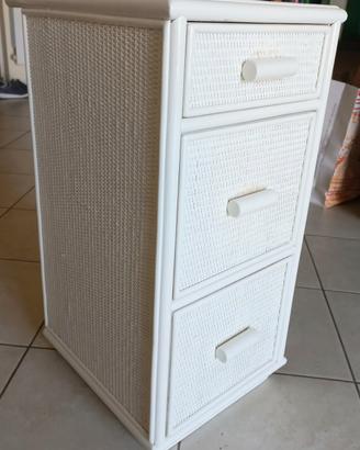 Mobiletto bianco con 3 cassetti.