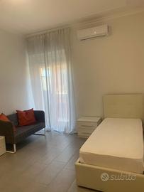 Stanza singola ben arredata