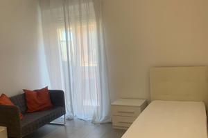 Stanza singola ben arredata