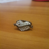Anello con strass a forma di cuore marca Guess
