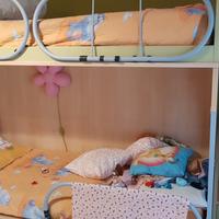 Camera per bambini con armadio e letto a ponte