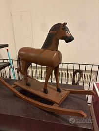Cavallo a dondolo in legno