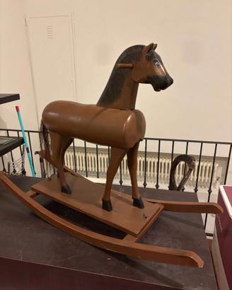 Cavallo a dondolo in legno