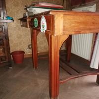 tavolo in noce e arredo per cucina. 