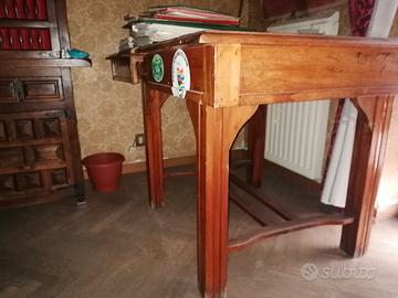 tavolo in noce e arredo per cucina. 