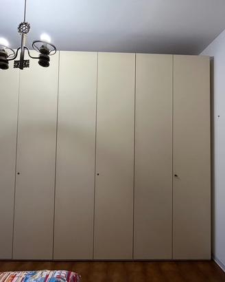 Armadio spazioso per camera da letto