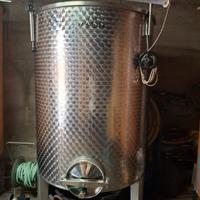 Botti e filtratrice per vino